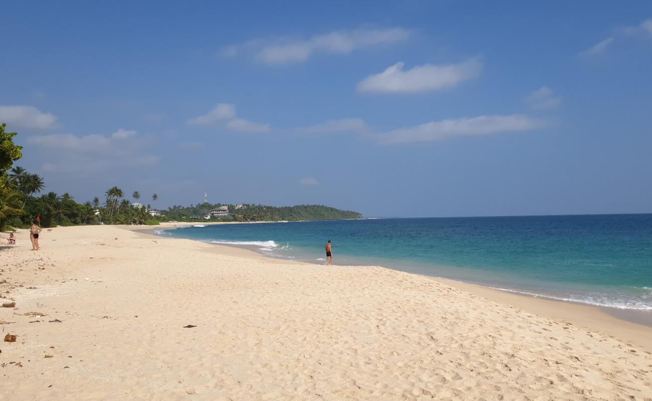 Kamburugamuwa Beach'in fotoğrafı açık bej kum yüzey ile