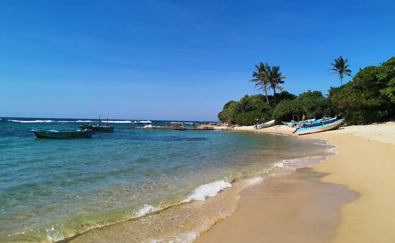 Britch Mystery Beach'in fotoğrafı açık bej kum yüzey ile