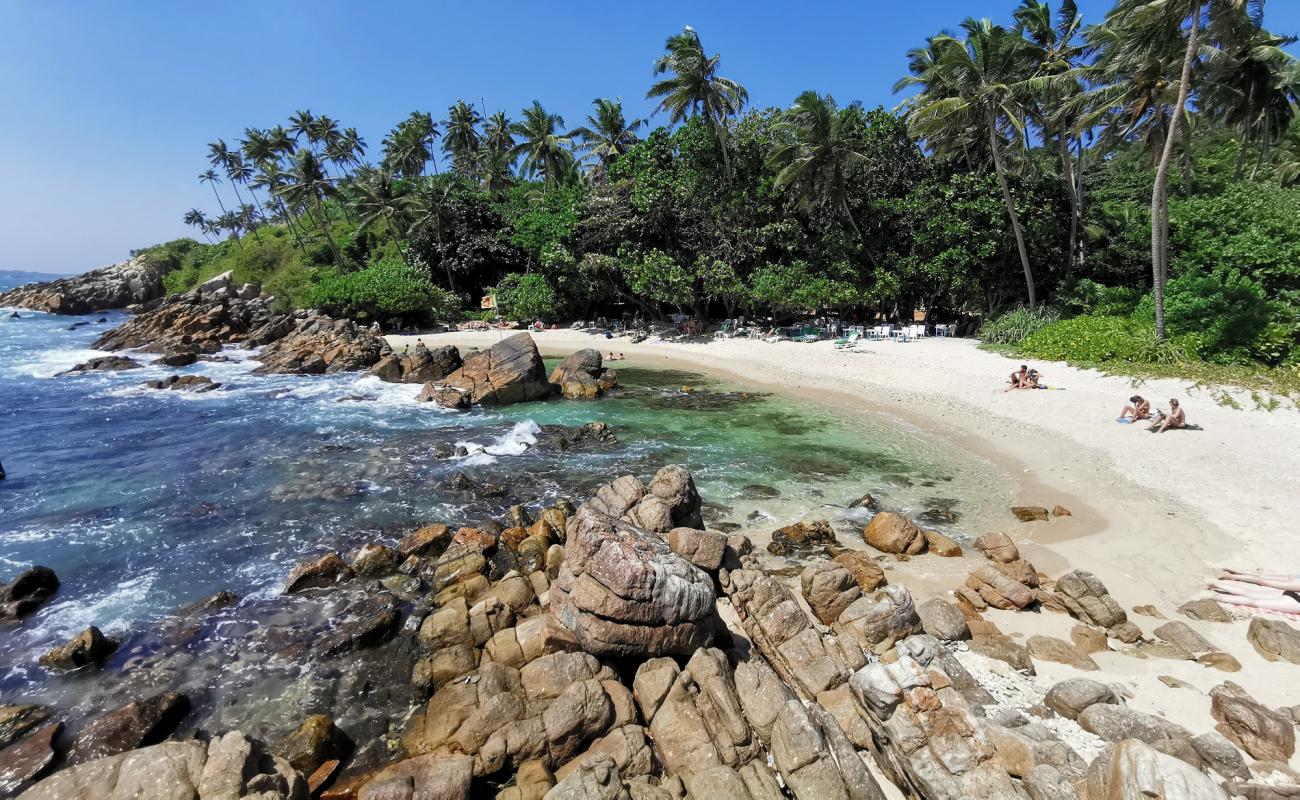 Secret Beach Mirissa'in fotoğrafı bej kum ve kayalar yüzey ile
