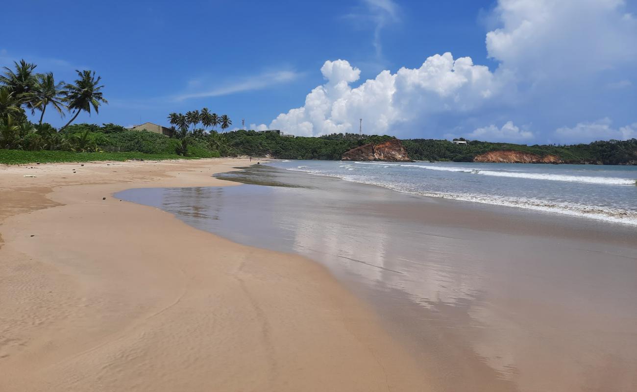 Weligama Beach'in fotoğrafı parlak kum yüzey ile