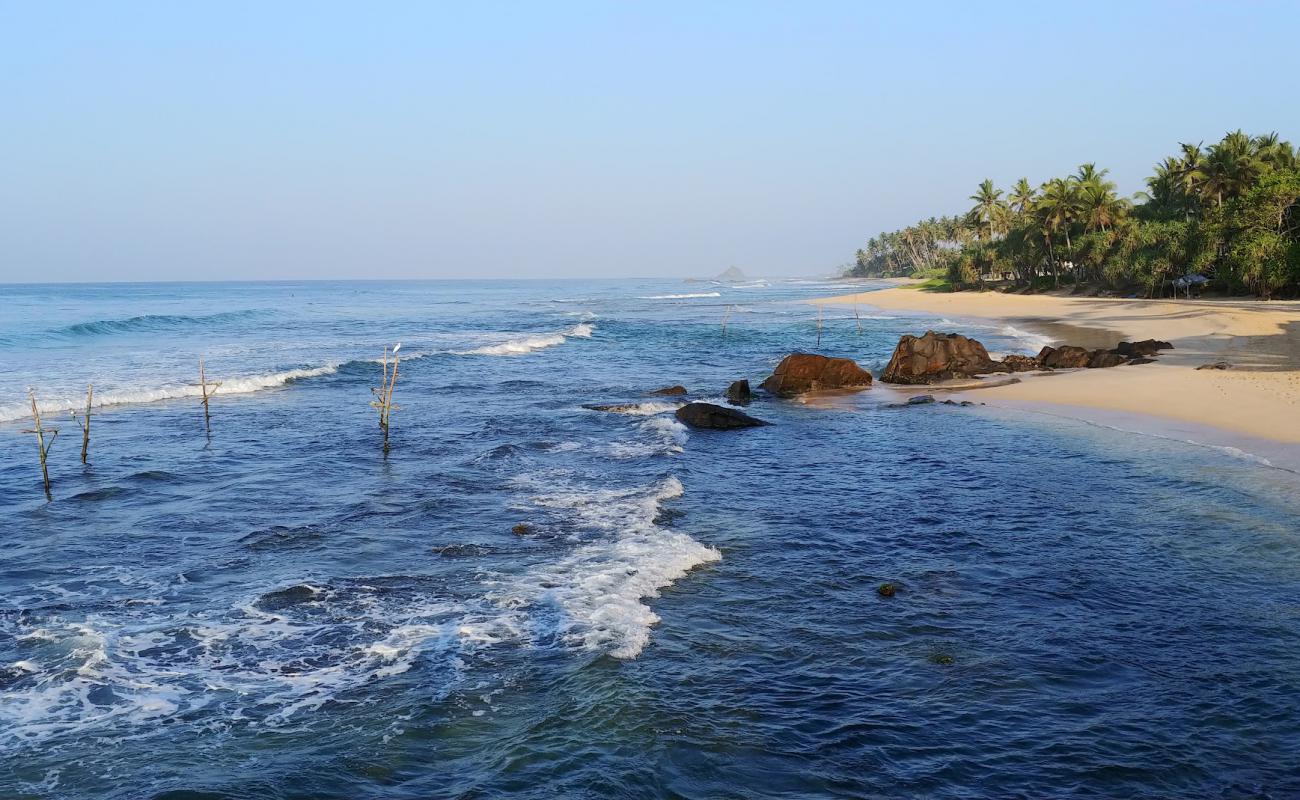 Coconut Beach'in fotoğrafı parlak kum ve kayalar yüzey ile