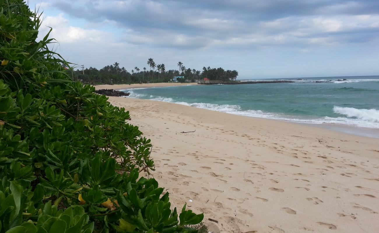 Midigama Beach'in fotoğrafı parlak kum yüzey ile