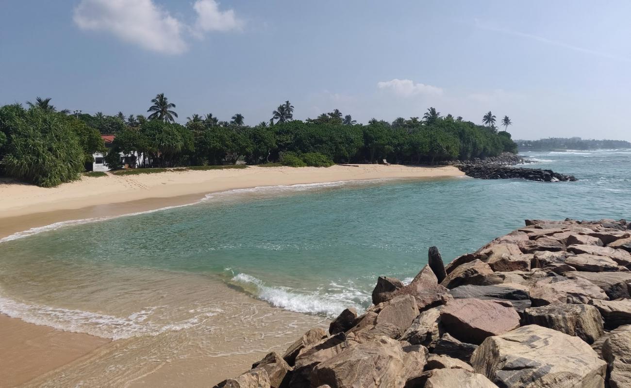 Midigama Right Beach'in fotoğrafı parlak ince kum yüzey ile