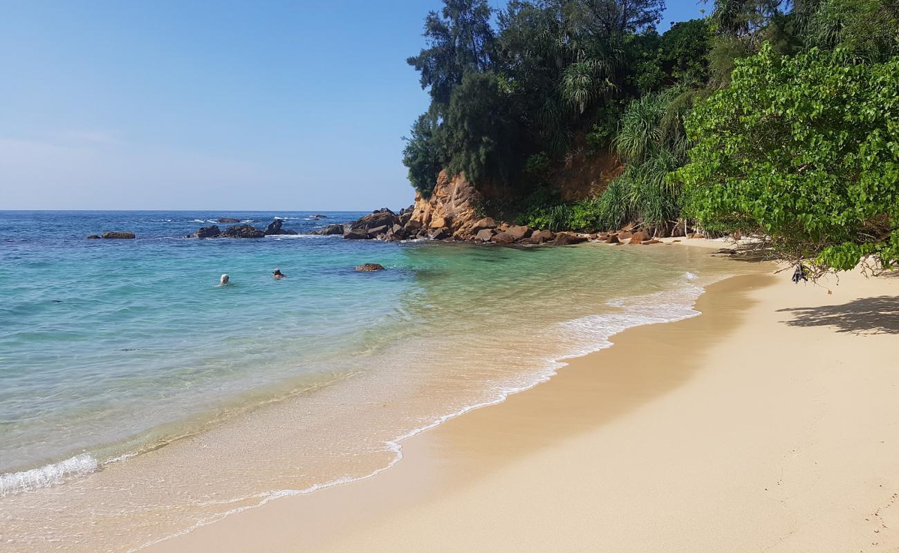 Ahangama Kanda Beach'in fotoğrafı parlak kum yüzey ile