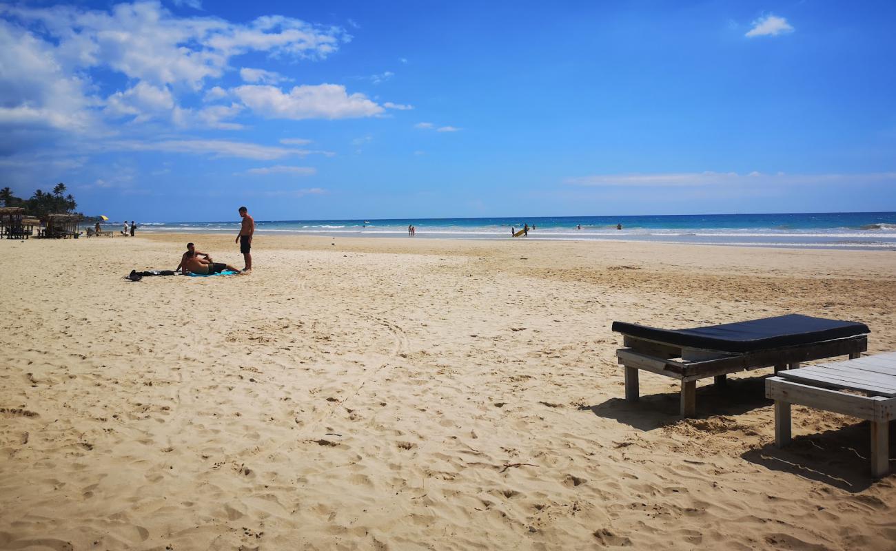 Kabalana beach'in fotoğrafı parlak kum yüzey ile