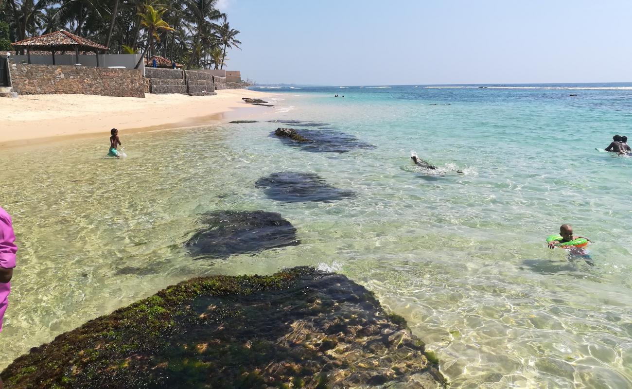 Heenwella beach'in fotoğrafı parlak kum ve kayalar yüzey ile