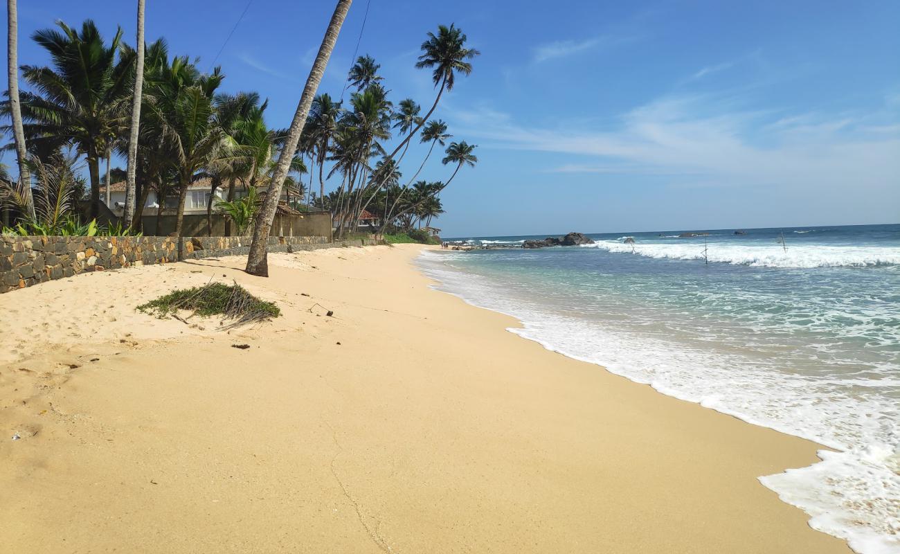 Nagahawatta Beach'in fotoğrafı parlak kum yüzey ile