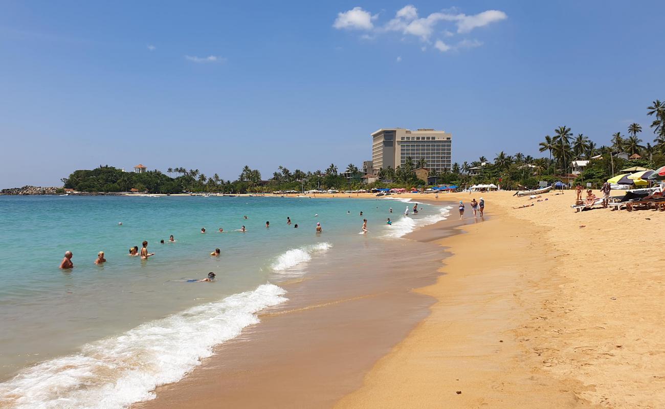 Unawatuna Beach'in fotoğrafı açık bej kum yüzey ile