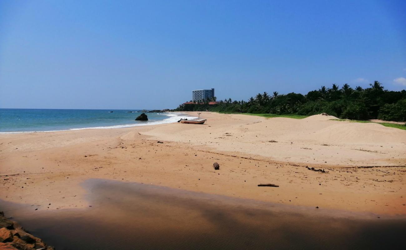 Mahamodara Beach'in fotoğrafı parlak kum yüzey ile