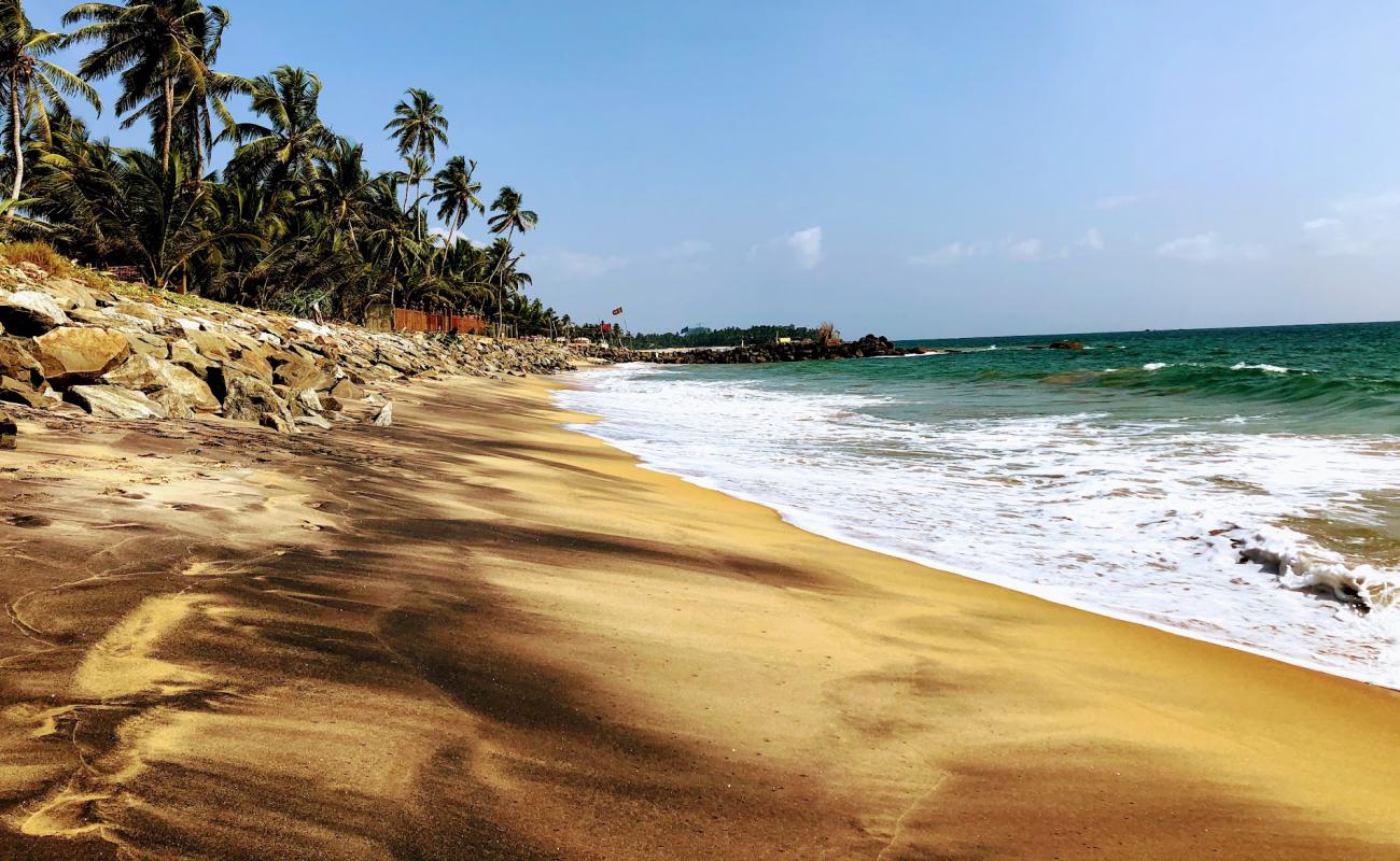 Pitiwella Beach'in fotoğrafı açık bej kum yüzey ile
