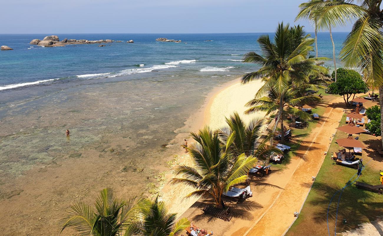 Radin Pearl Beach'in fotoğrafı bej kum ve kayalar yüzey ile