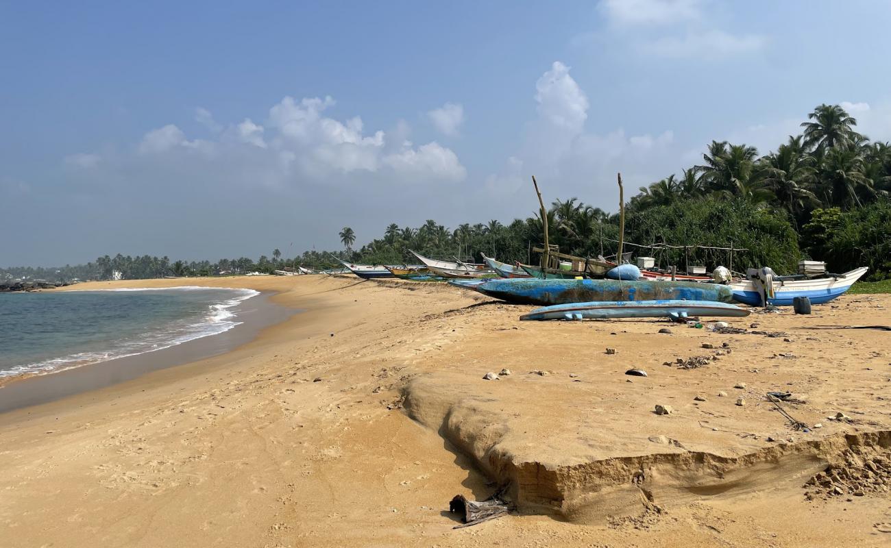 Dodanduwa beach'in fotoğrafı parlak kum yüzey ile