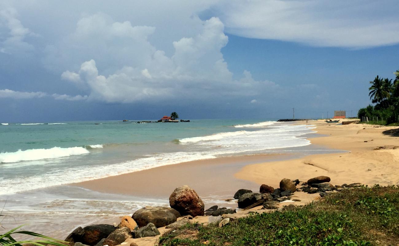 Seenigama beach'in fotoğrafı açık bej kum yüzey ile