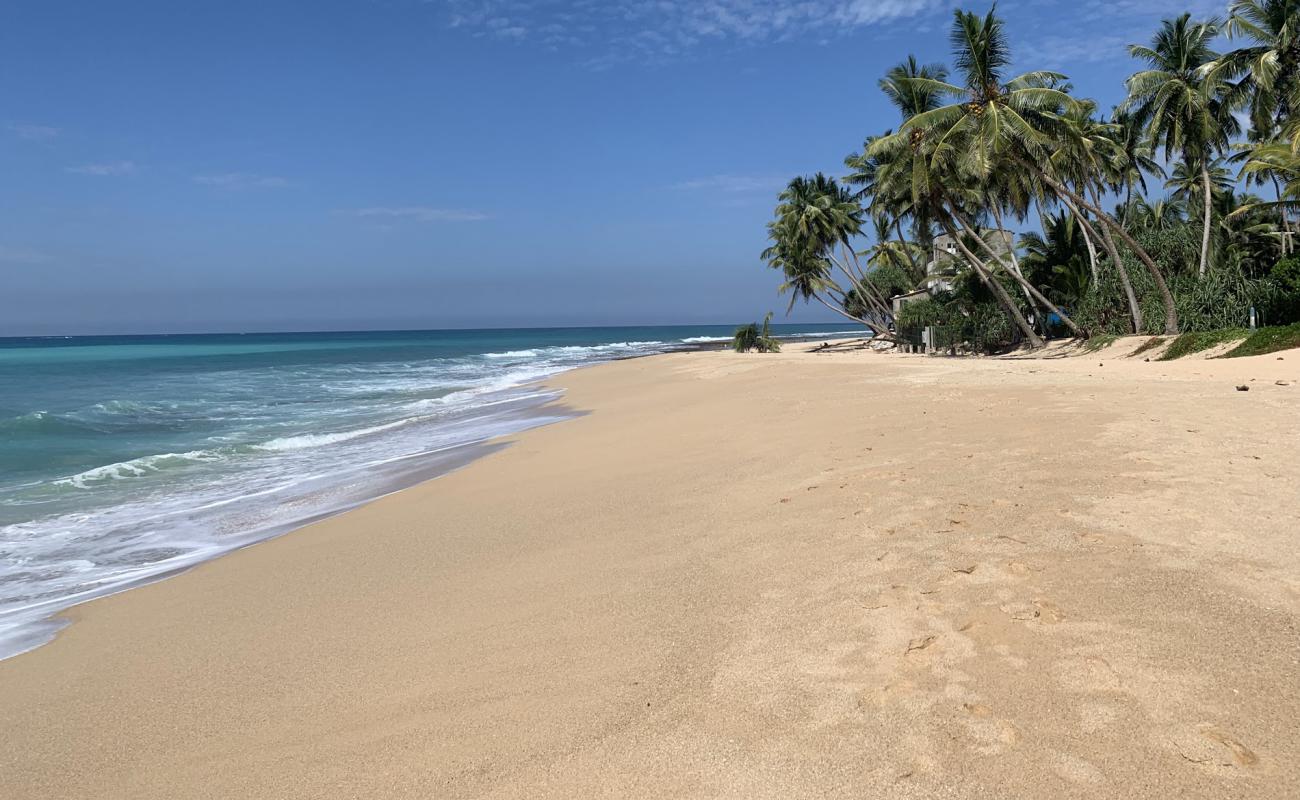 Akurala Beach'in fotoğrafı parlak kum yüzey ile