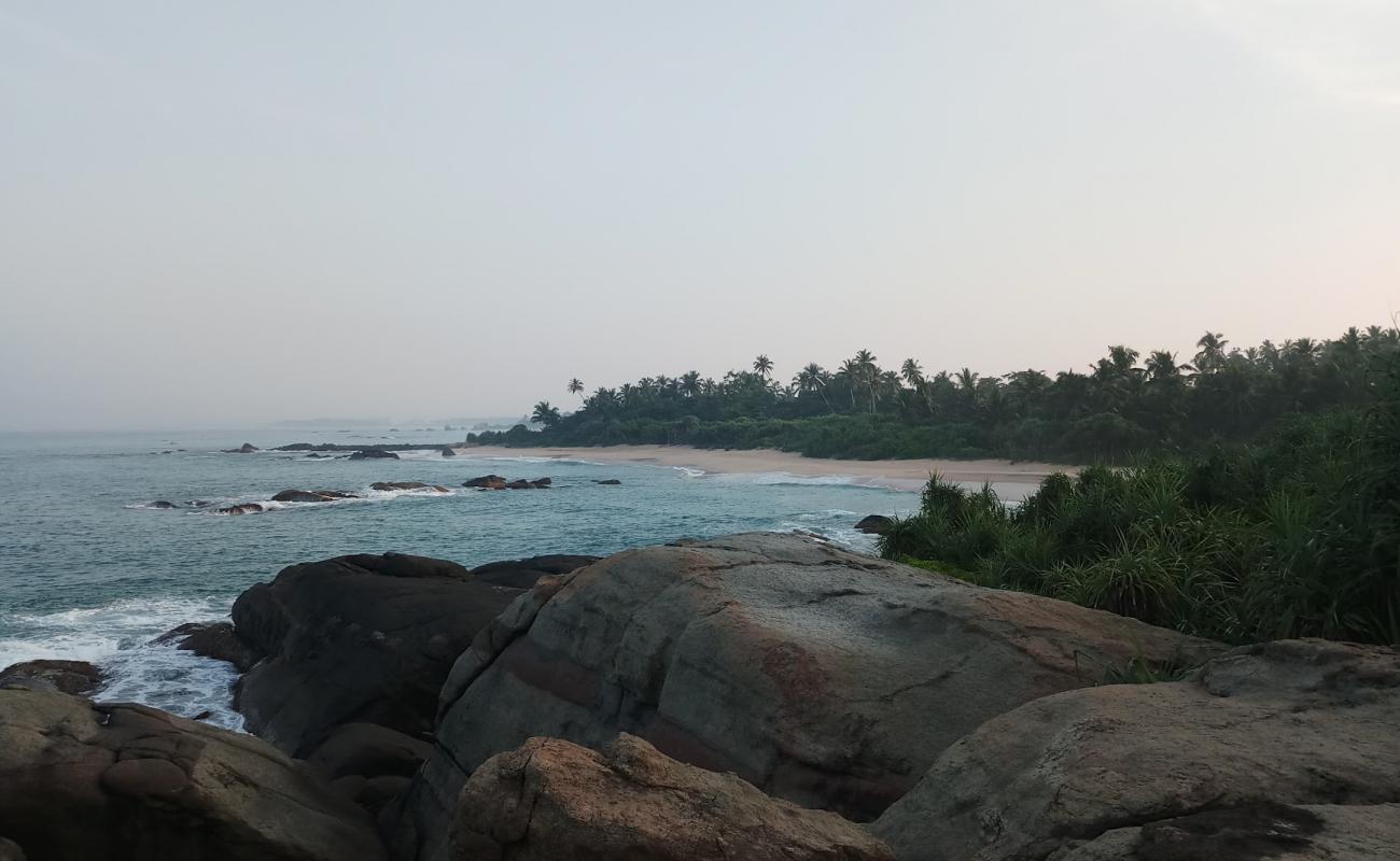 Migettuwaththa Beach'in fotoğrafı parlak kabuk kumu yüzey ile