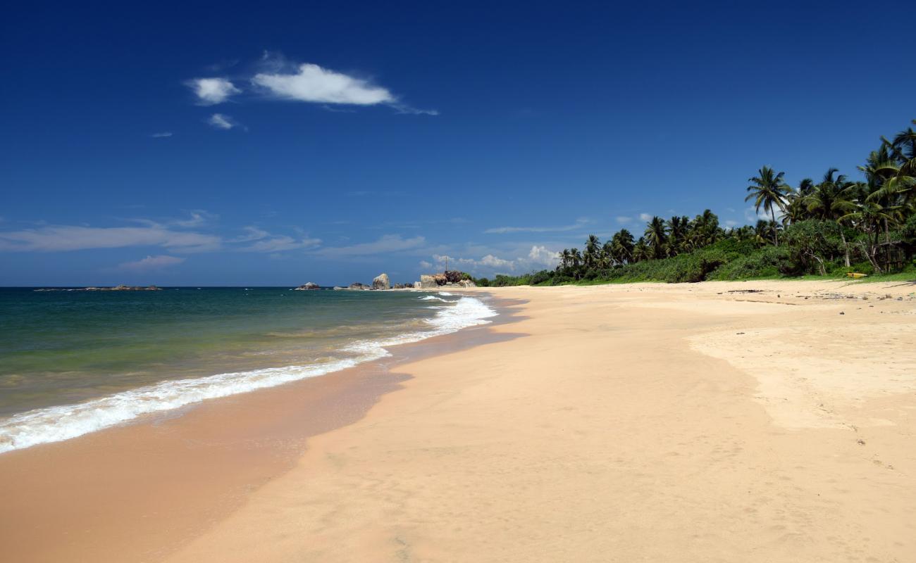 Balapitiya Beach'in fotoğrafı açık bej kum yüzey ile
