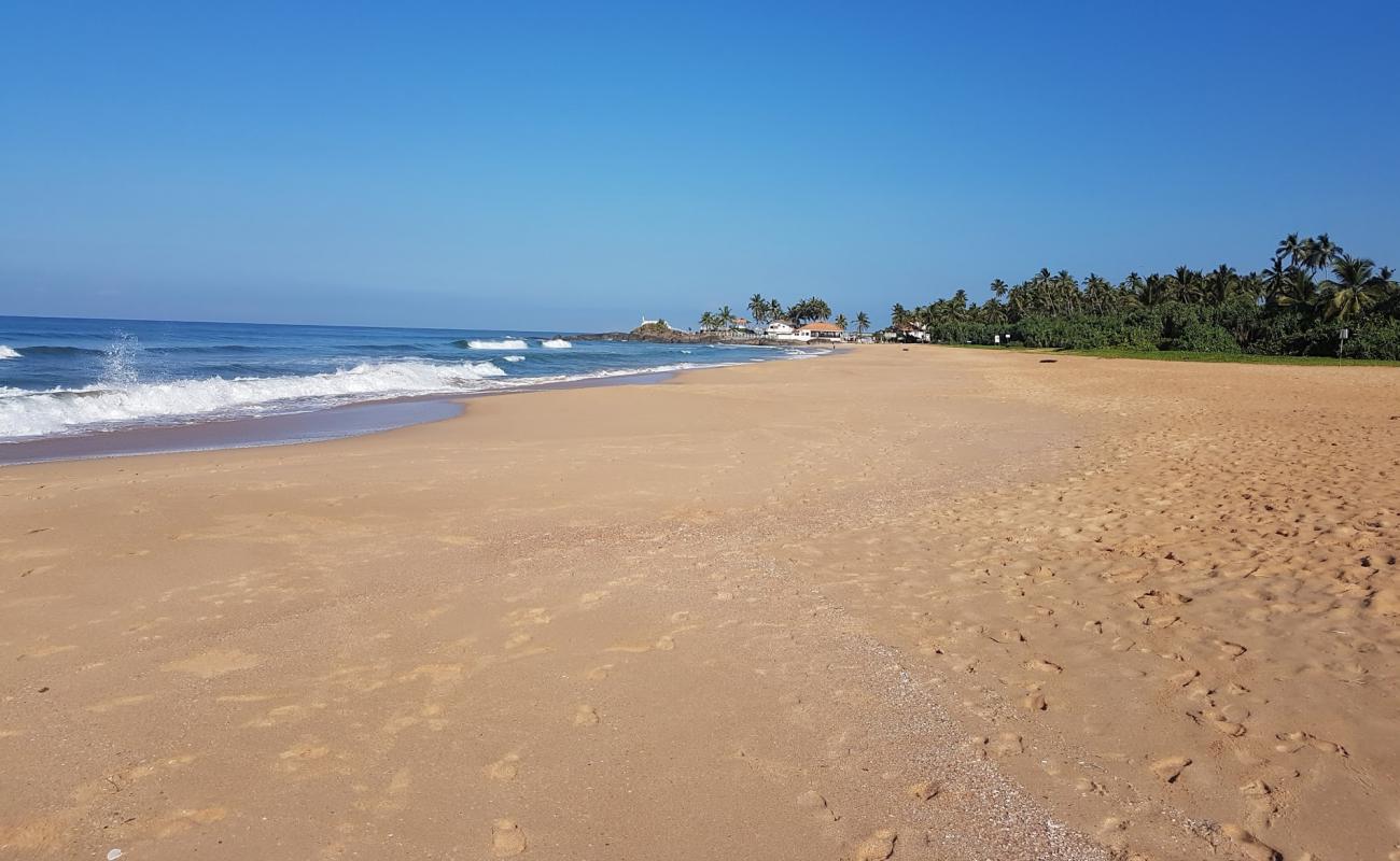 Ahungalla Beach'in fotoğrafı parlak kum yüzey ile