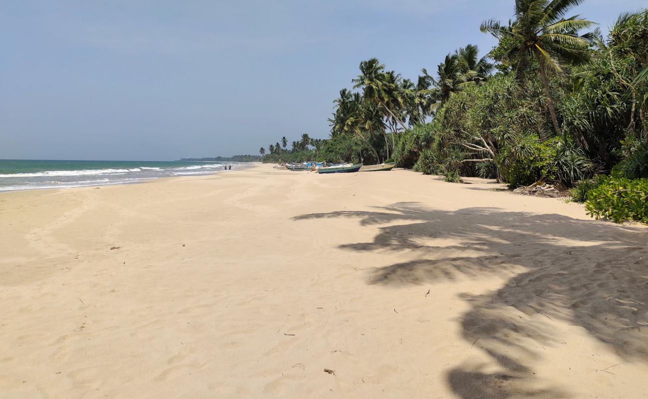 Piyagama beach'in fotoğrafı açık bej kum yüzey ile