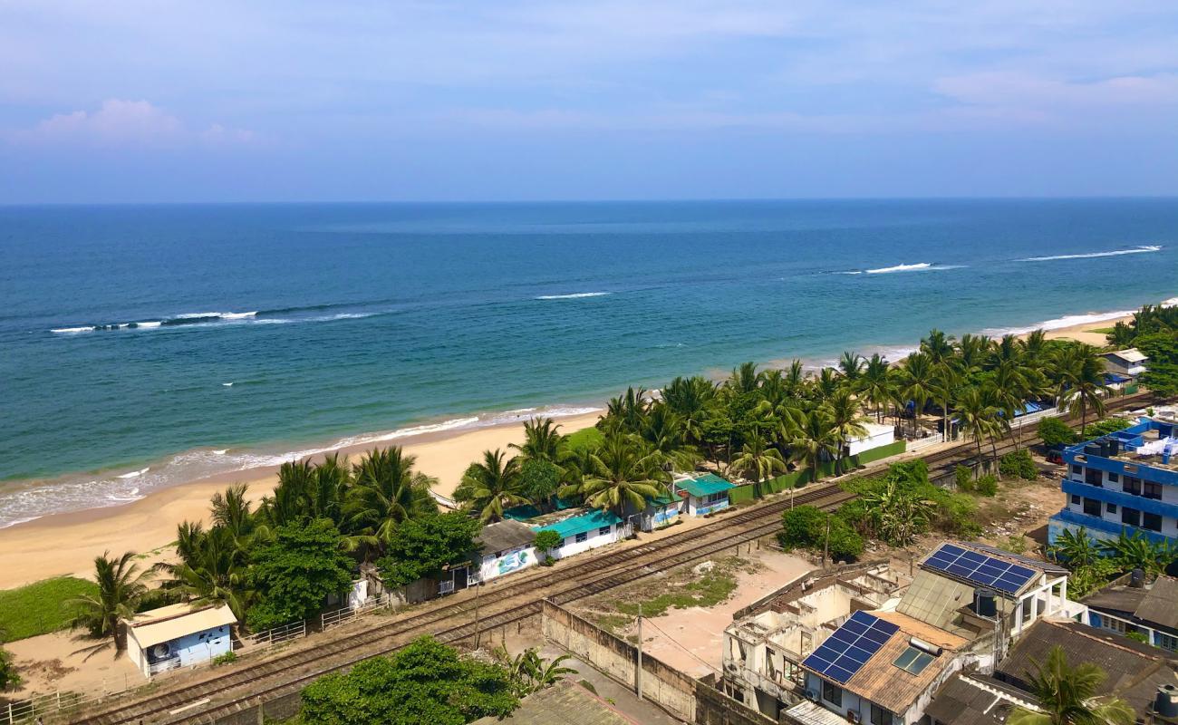 Dehiwala Beach'in fotoğrafı parlak kum yüzey ile