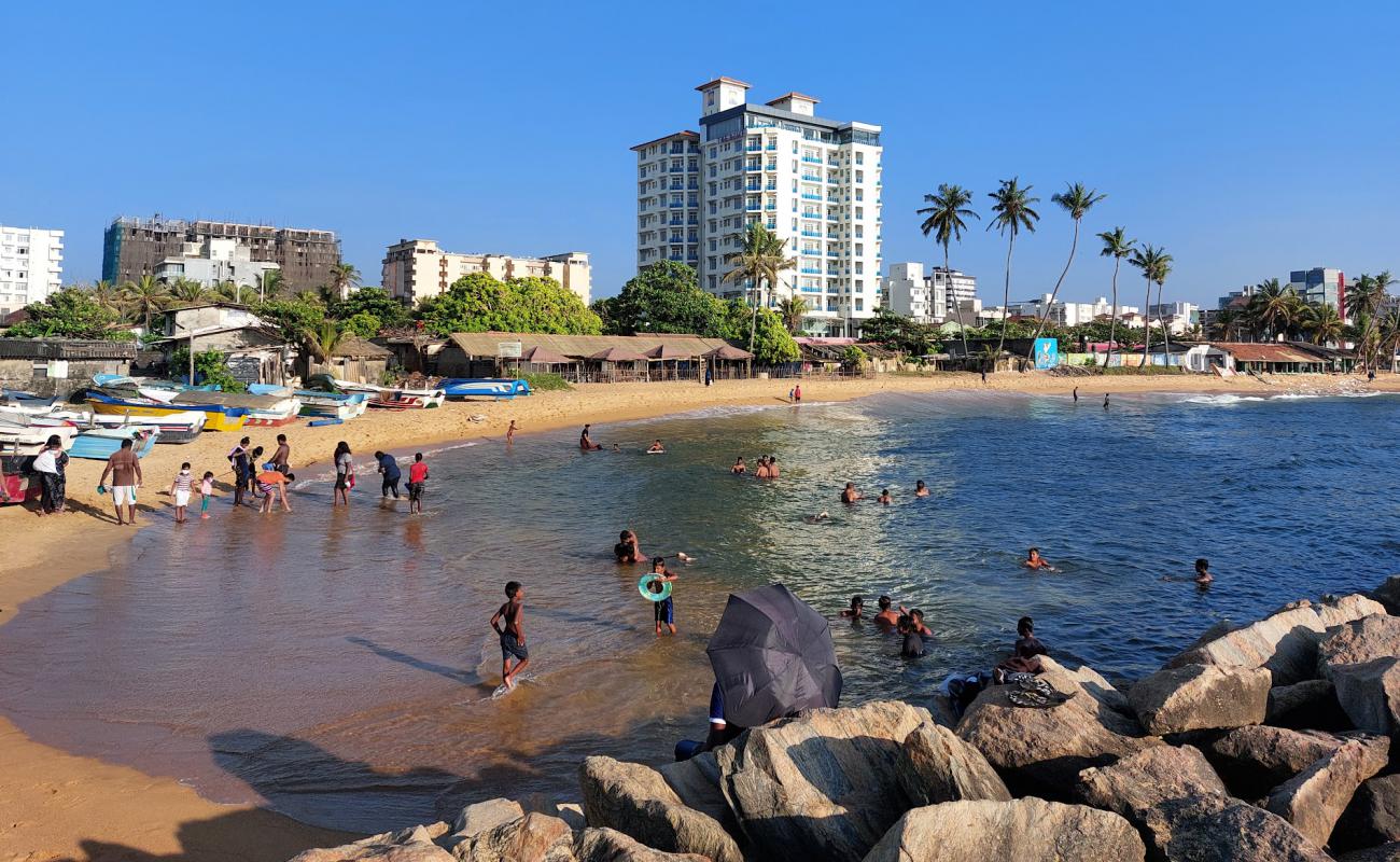 Wellawatte Beach'in fotoğrafı parlak kum yüzey ile