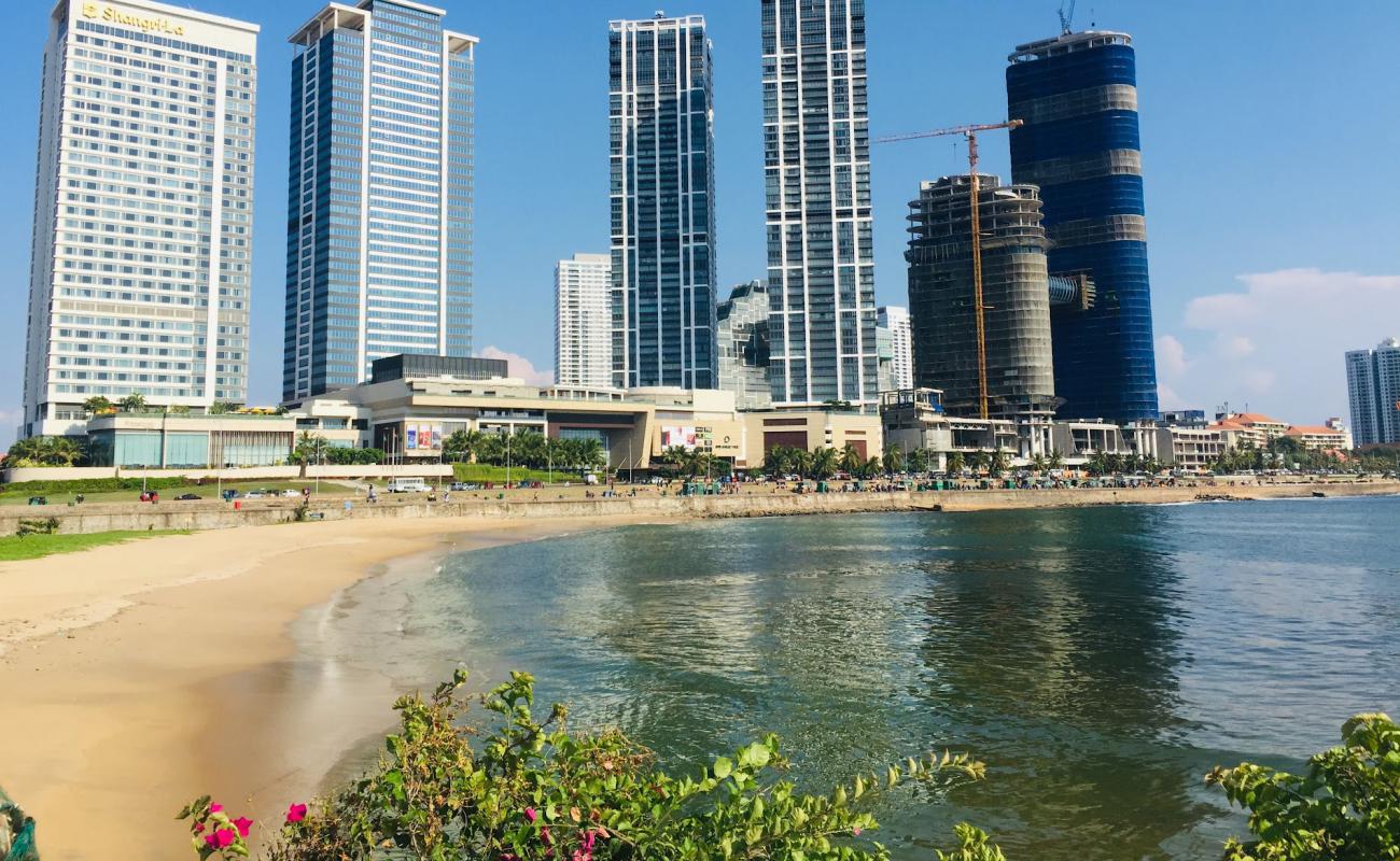 Galle Face Beach'in fotoğrafı parlak kum yüzey ile