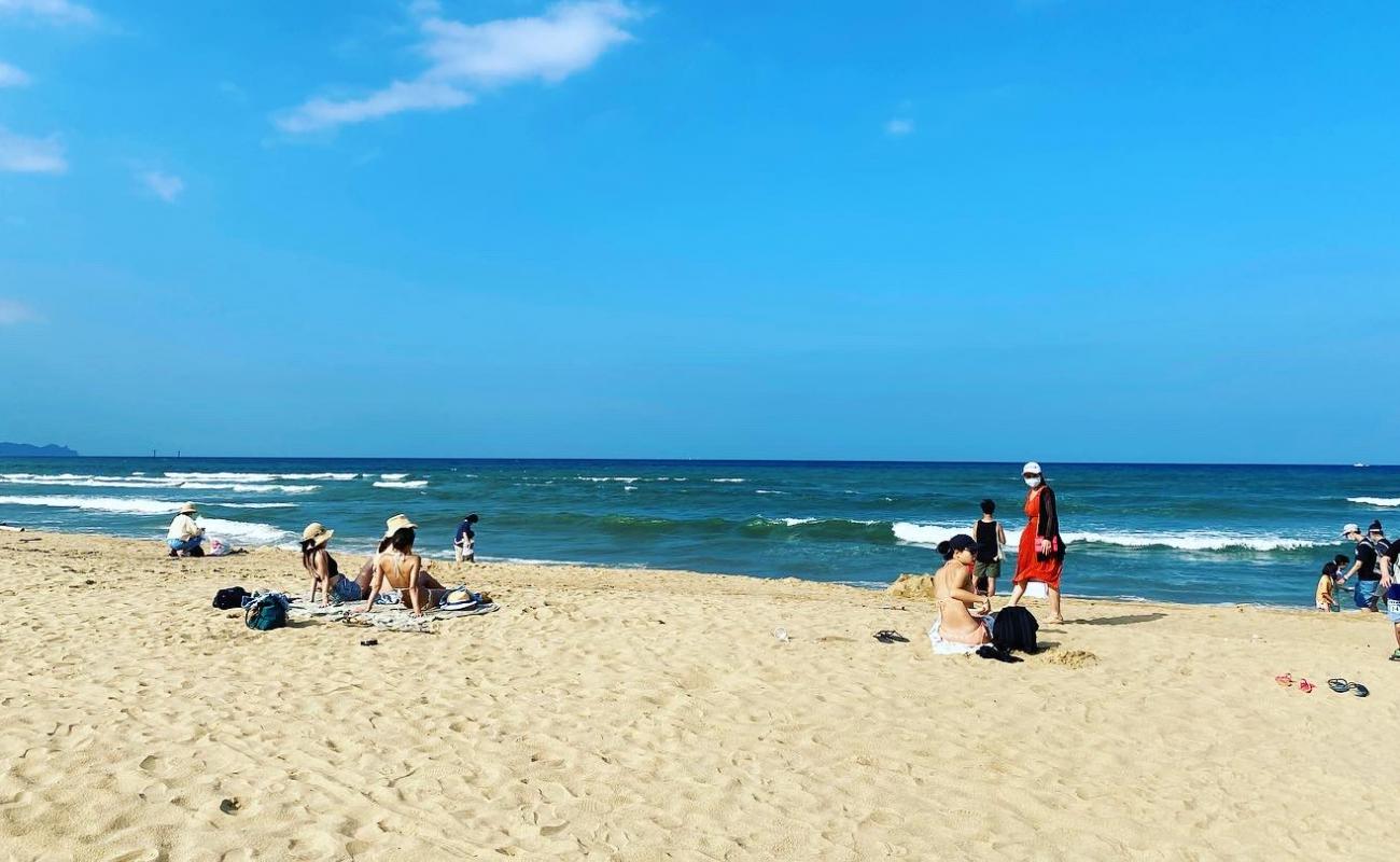 Fulong Beach'in fotoğrafı parlak kum yüzey ile