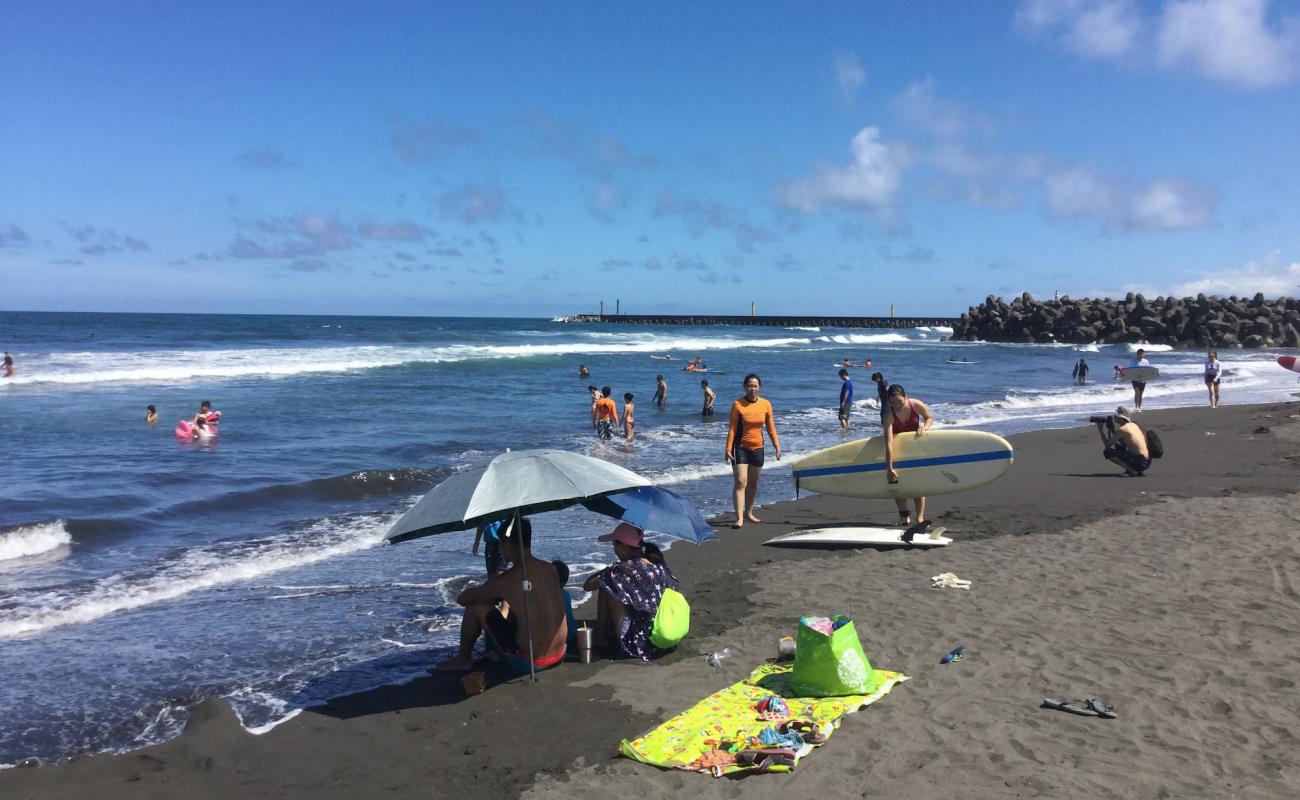 Waiao Beach'in fotoğrafı gri kum yüzey ile