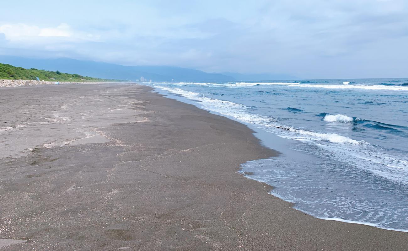 Guishan Island Beach'in fotoğrafı gri kum yüzey ile