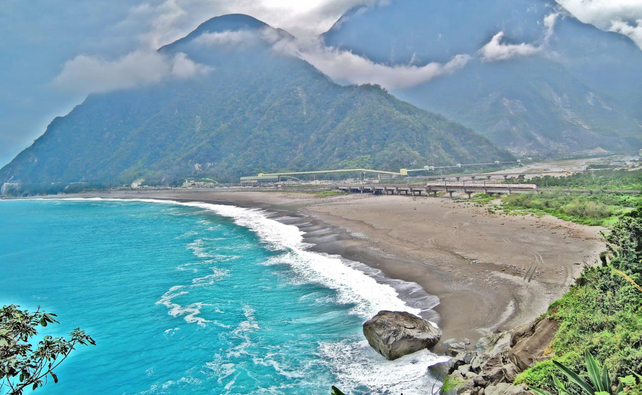 Heren Beach'in fotoğrafı gri kum ve çakıl yüzey ile