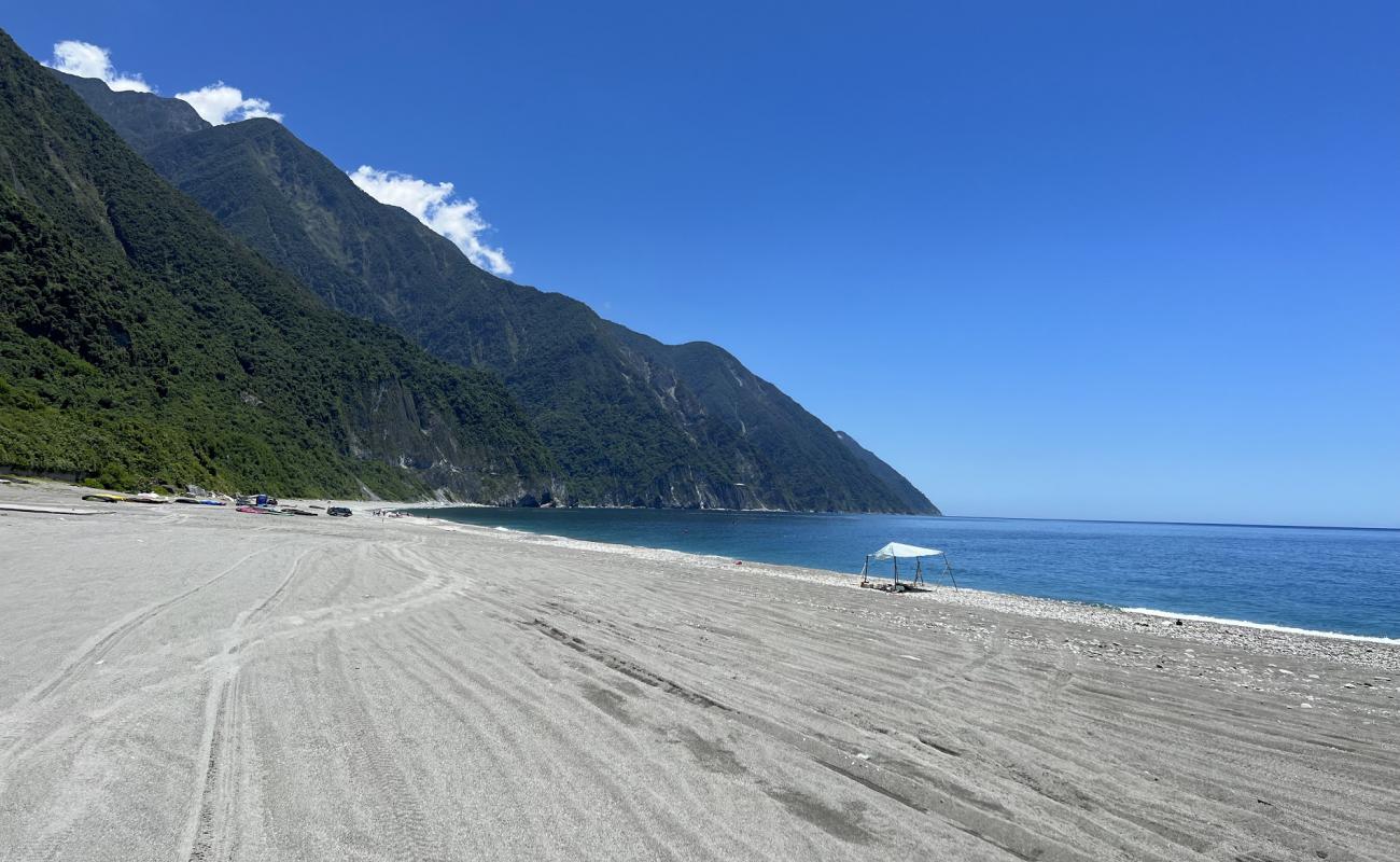 Chongde Gravel Beach'in fotoğrafı gri kum ve çakıl yüzey ile