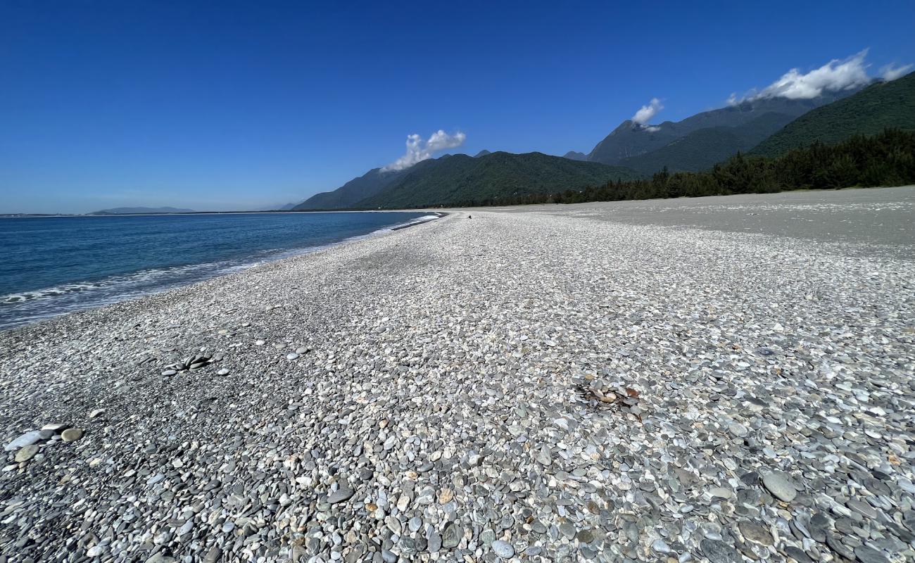 Manbo Beach'in fotoğrafı gri kum ve çakıl yüzey ile