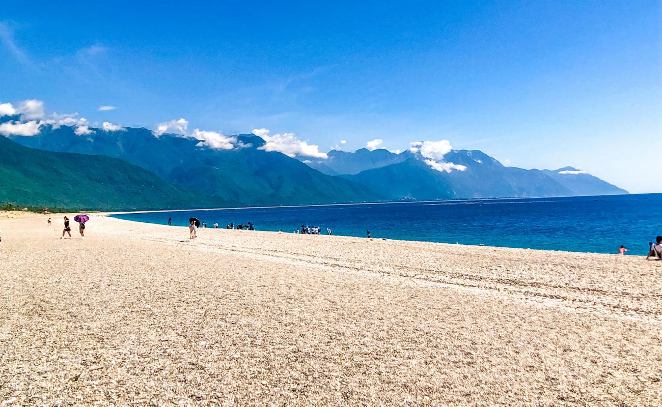 Qixingtan Beach'in fotoğrafı gri çakıl taşı yüzey ile