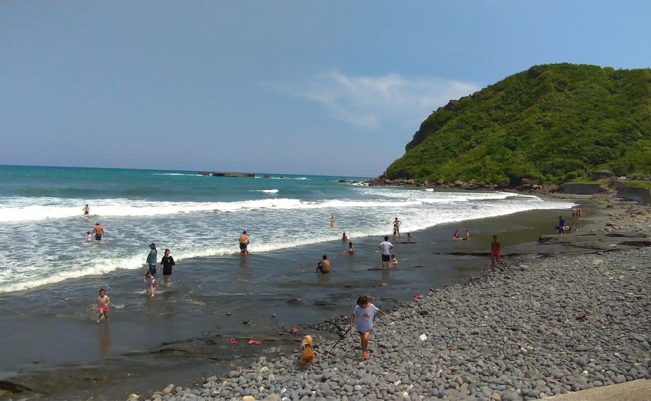 Jiqi Beach'in fotoğrafı gri kum ve çakıl yüzey ile