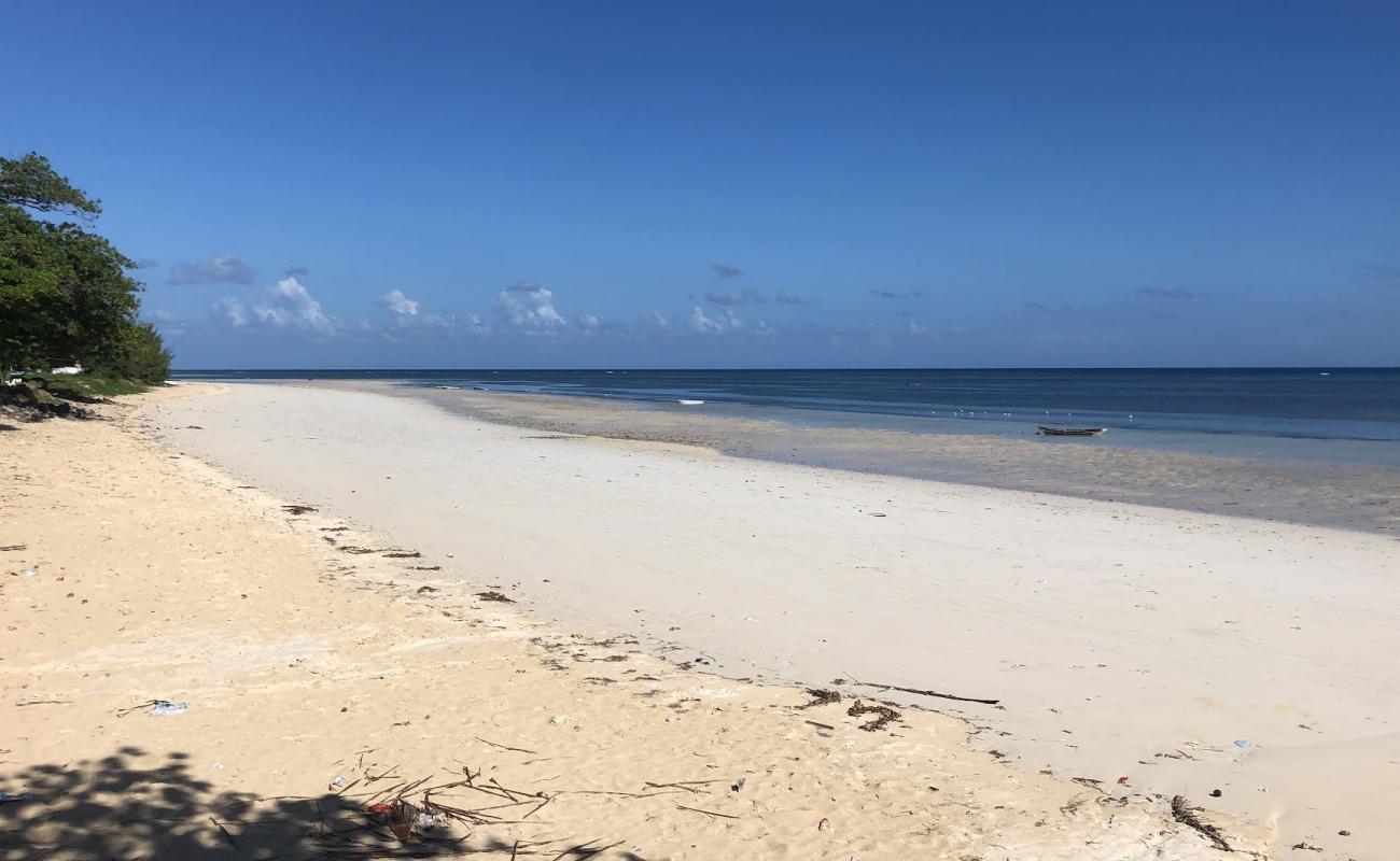 Trambwe Plage'in fotoğrafı açık bej kum yüzey ile