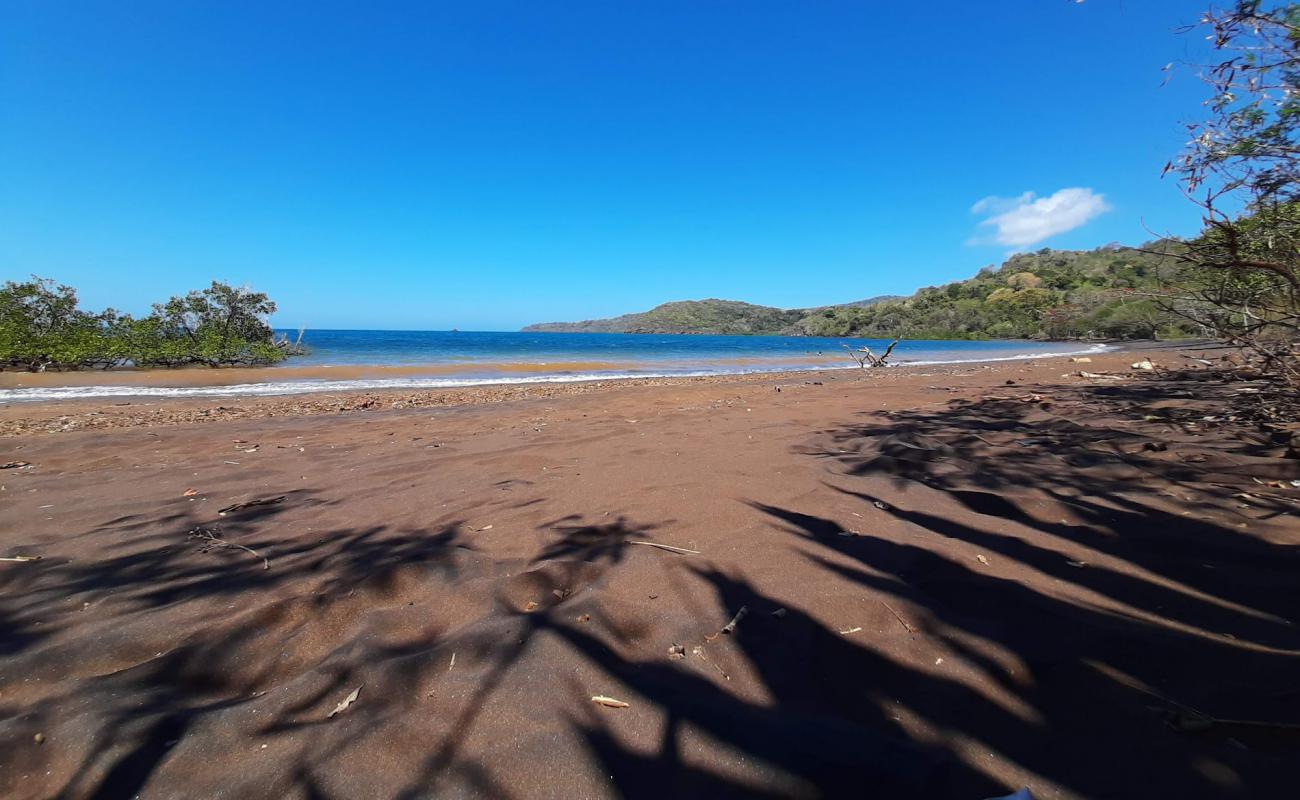 Iloni Beach'in fotoğrafı kahverengi kum yüzey ile