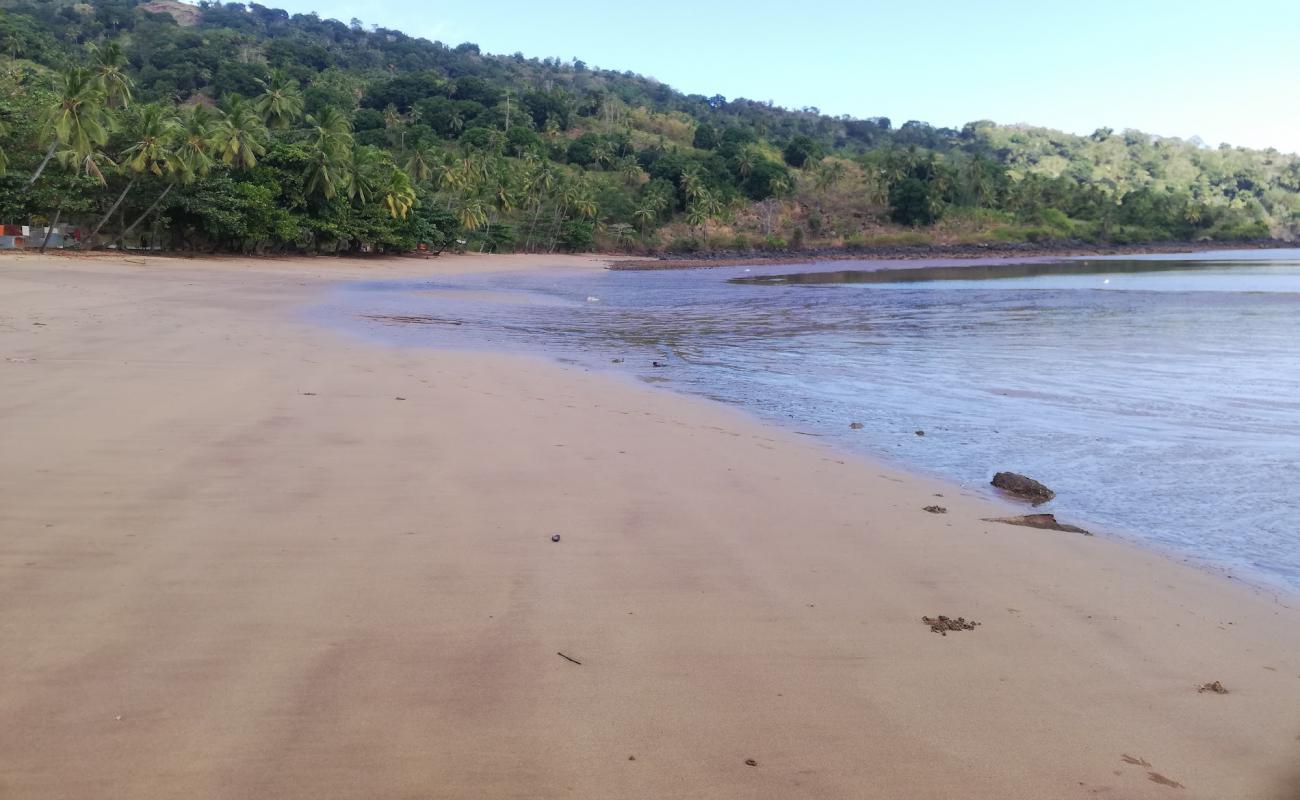 Foumbouni Beach'in fotoğrafı i̇nce kahverengi kum yüzey ile