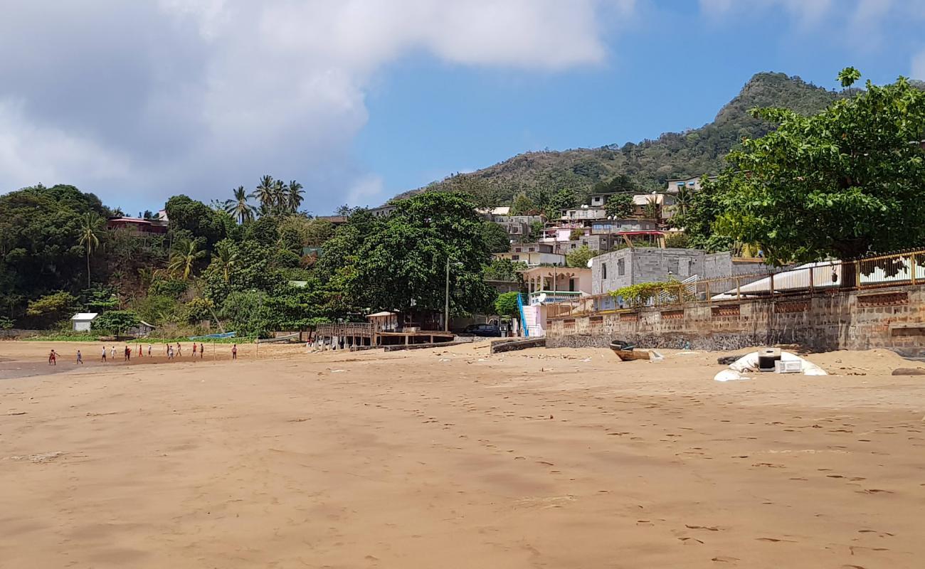 Mtsamboro City Beach'in fotoğrafı kahverengi kum yüzey ile