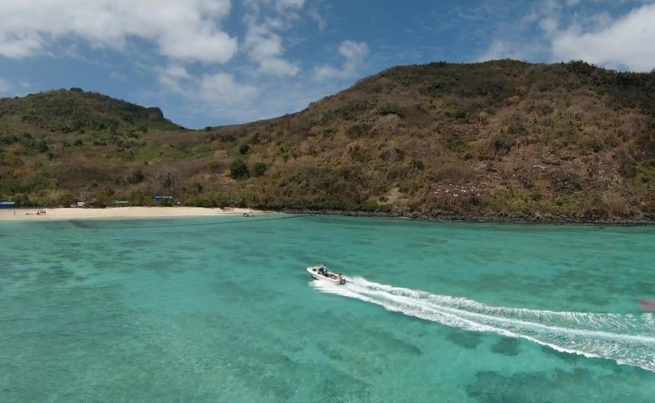 Mtsanga Mlima Beach'in fotoğrafı parlak kum yüzey ile