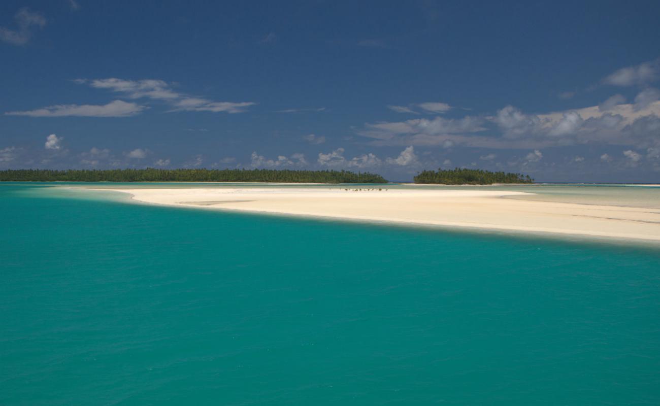 Aitutaki Sandbank'in fotoğrafı beyaz ince kum yüzey ile