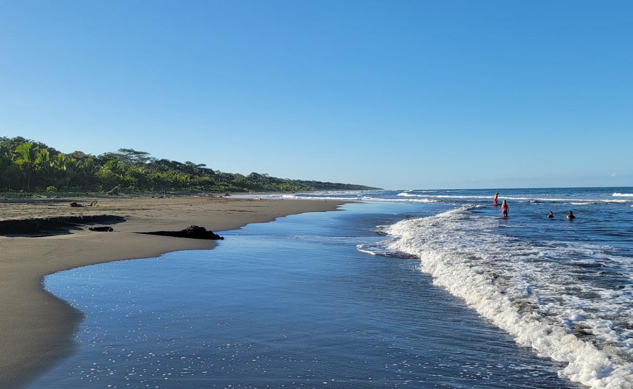 Playa Cahuita'in fotoğrafı parlak ince kum yüzey ile