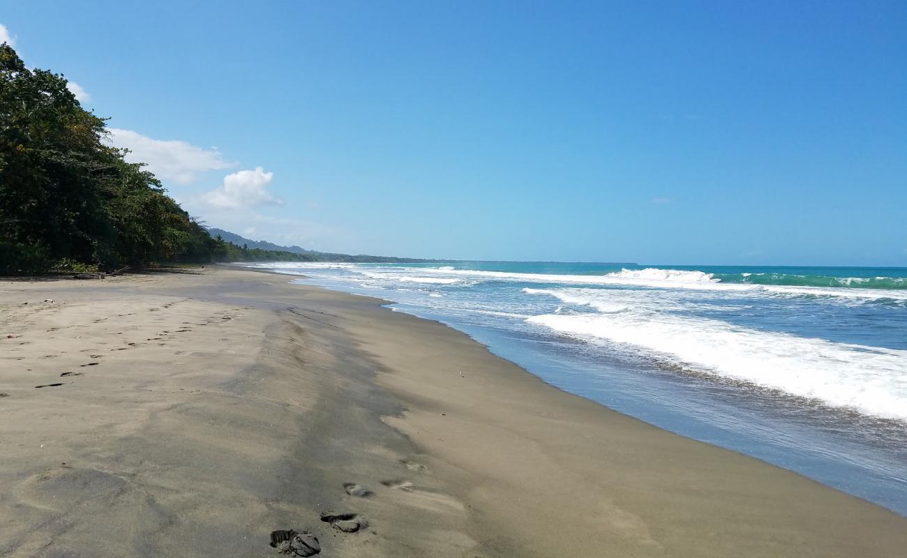 Playa Negra II'in fotoğrafı siyah kum yüzey ile