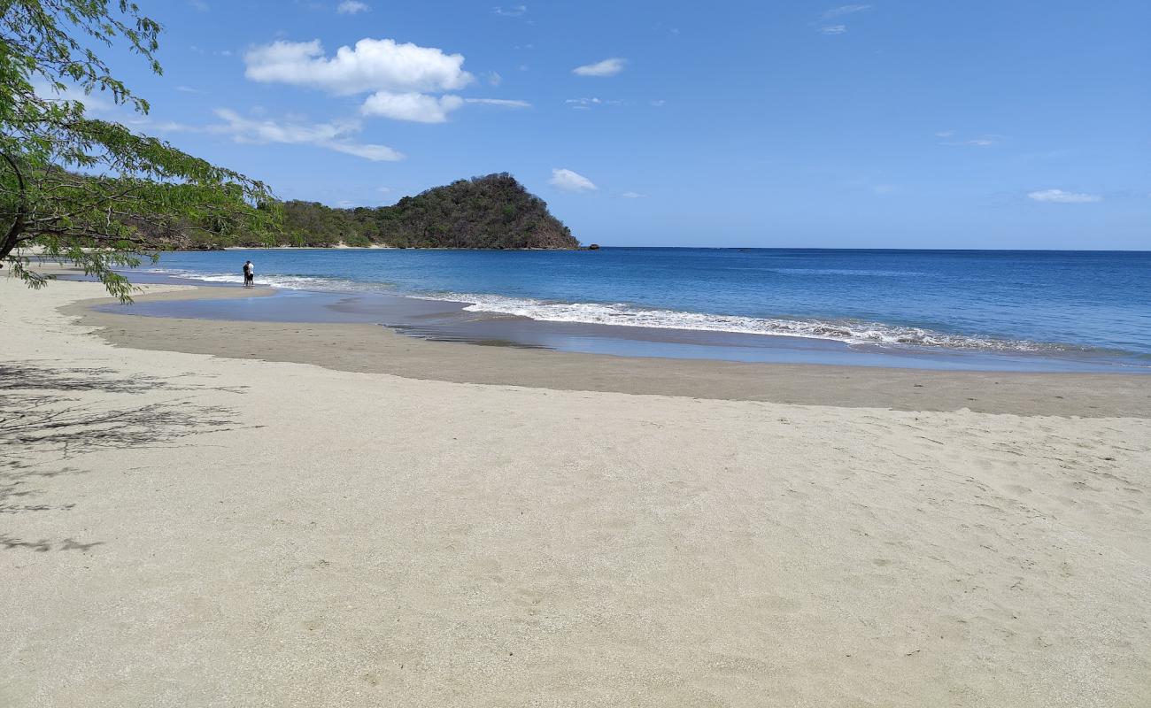 Rajada beach'in fotoğrafı açık bej kum yüzey ile