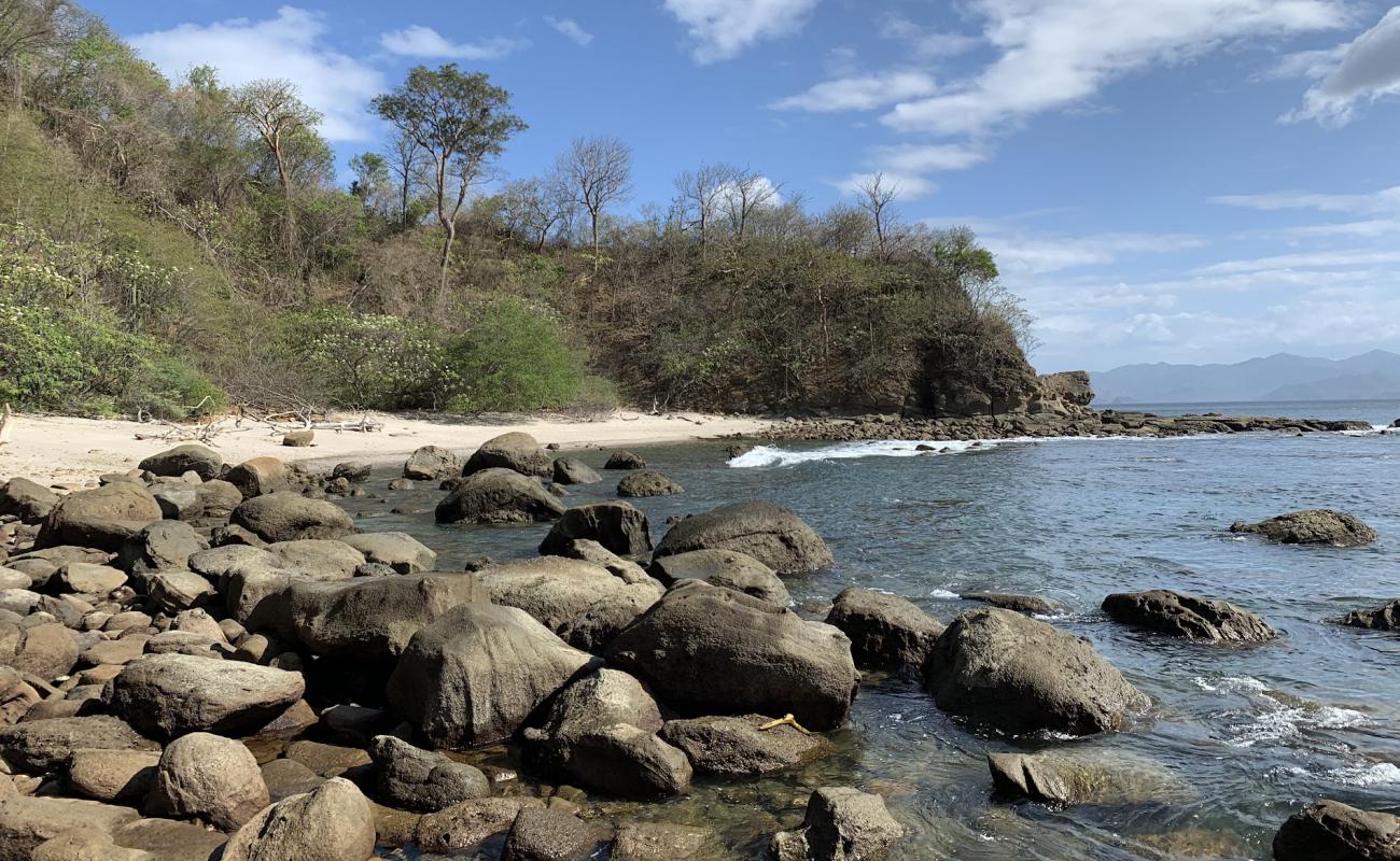 Chinita beach'in fotoğrafı bej kum ve çakıl yüzey ile