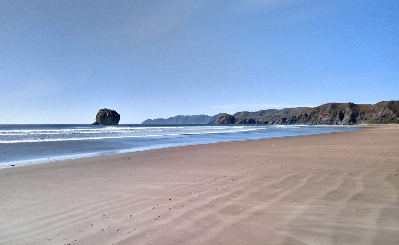 Naranjo beach'in fotoğrafı gri kum yüzey ile