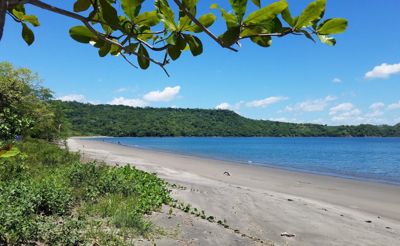 Iguanita beach'in fotoğrafı açık bej kum yüzey ile