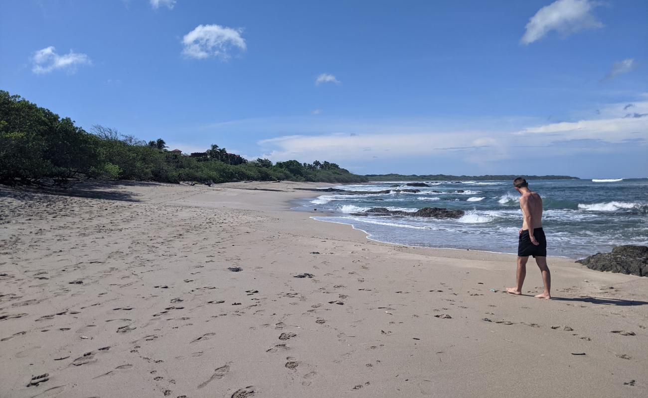 Playa Langosta'in fotoğrafı parlak kum ve kayalar yüzey ile