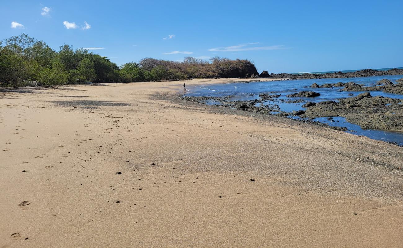 Playa Callejones'in fotoğrafı bej kum ve kayalar yüzey ile