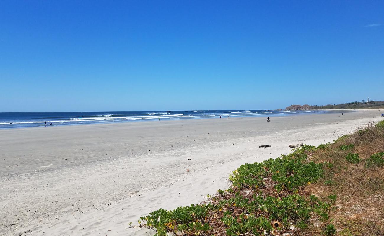 Playa Guiones'in fotoğrafı parlak kum ve kayalar yüzey ile