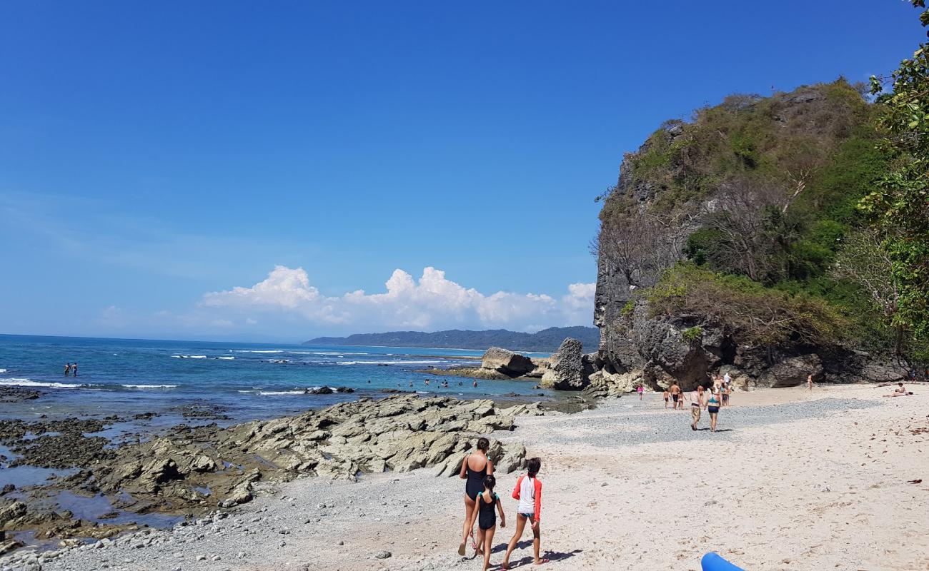 Playa Cuevas'in fotoğrafı bej kum ve kayalar yüzey ile