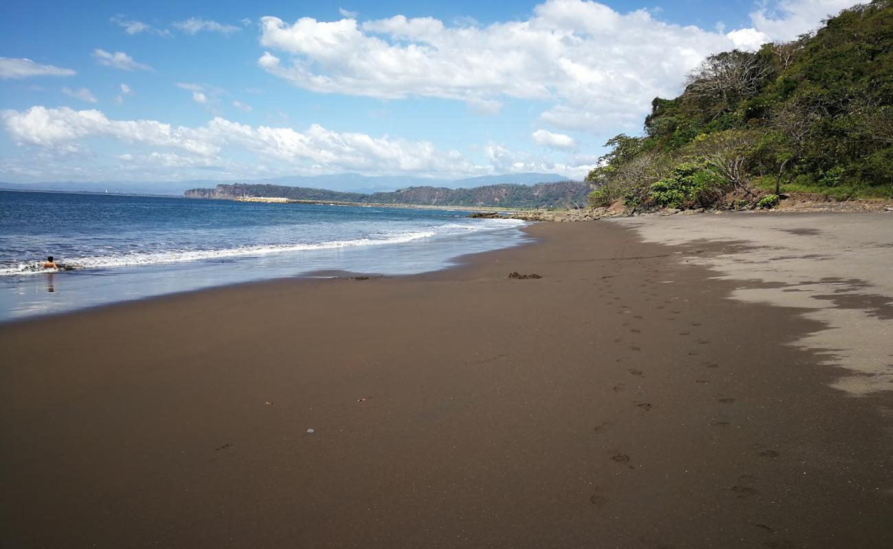 Playa Corralillo'in fotoğrafı kahverengi kum yüzey ile